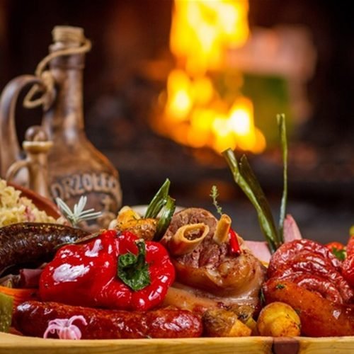 Korytko po świniobiciu, karczma góralska Młyniska, restauracja zakopane, gdzie zjeść, polecane, golonko, kiełbasa pieczona, warzywa grillowane, swojskie wyroby