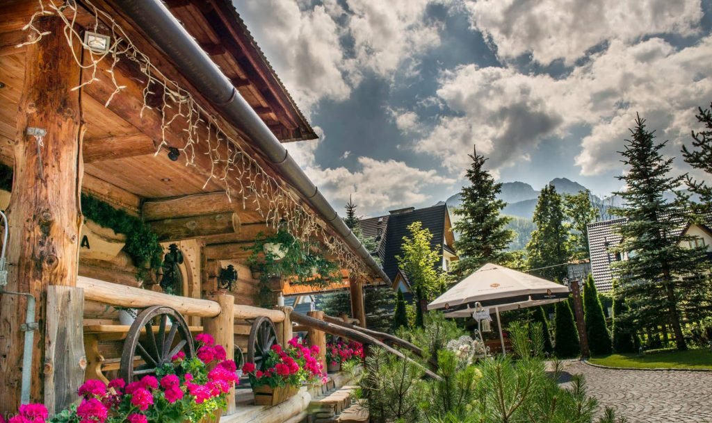 karczma.zakopane Ach co to był za ślub..... ANIA DO KOŃCA NIE BYŁA PEWNA CZY MAZ WRÓCI ZE SŁUŻBY WOJSKOWEJ.... #slubwplenerze #najpiekniejszyslub #slubnaglowie #slubwgorach #slubkonkordatowy #slubzakopane #wesele #weddingdress #gardenwedding #polandwedding